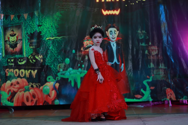 Mẫu nhí Bảo Trân hóa công chúa Cinderella xinh đẹp giành ngôi vị Queen trong Kids Halloween Party