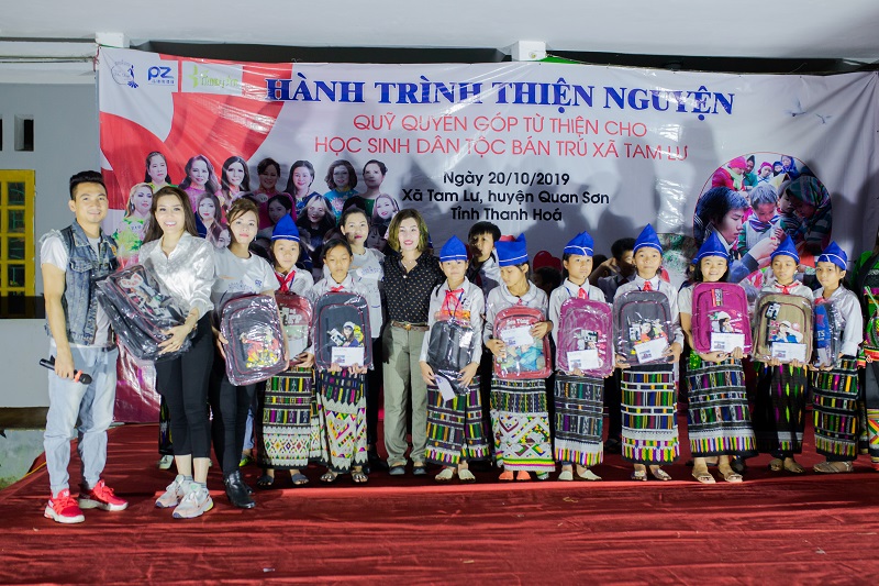 Á hậu 2 Quý bà Quốc tế Taiwan Phạm Thảo Dung mang nụ cười đến với các học sinh dân tộc bán trú xã Tam Lư