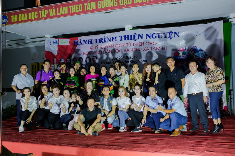 Á hậu 2 Quý bà Quốc tế Taiwan Phạm Thảo Dung mang nụ cười đến với các học sinh dân tộc bán trú xã Tam Lư