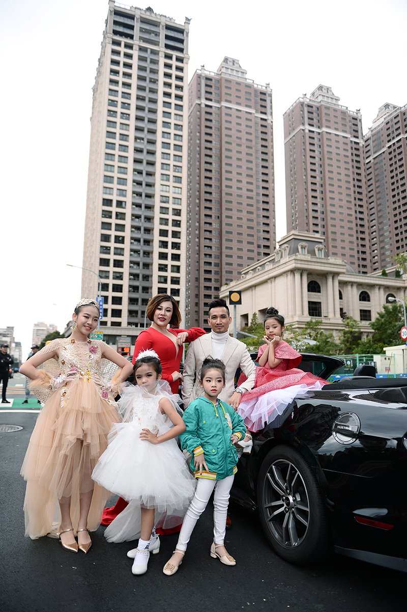 Thí sinh tham dự nghi thức thảm đỏ với siêu xe có một không hai trong sự kiện Hoa hậu - Nam Vương quốc tế Taiwan 2019
