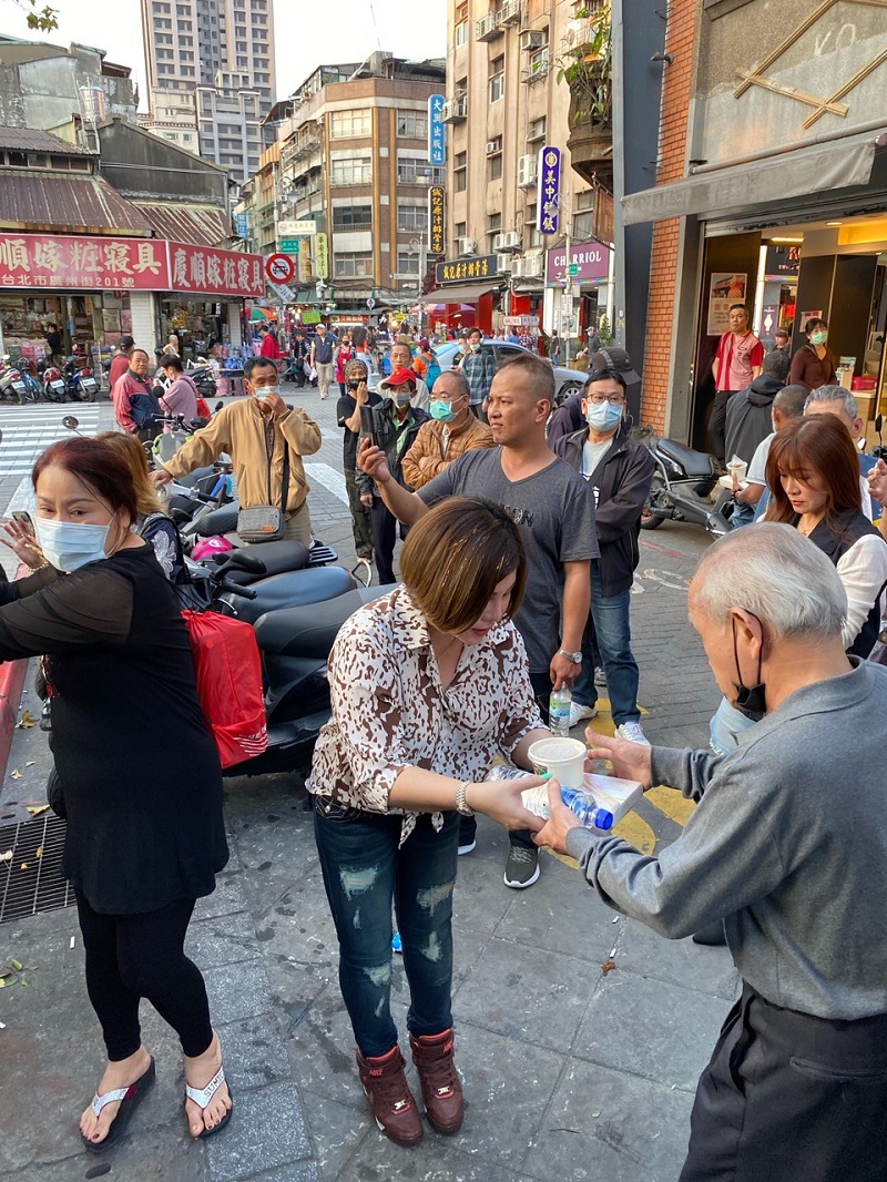 Hoa hậu quốc tế Châu Mai Thảo tặng 500 hộp cơm cho người vô gia cư tại Đài Bắc