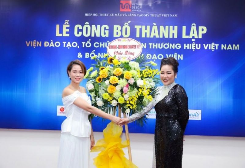 Giám đốc nghiệp vụ Kangen Water 102 tham dự lễ công bố thành lập Viện đào tạo, tổ chức sự kiện thương hiệu Việt Nam & Bổ nhiệm lãnh đạo viện 