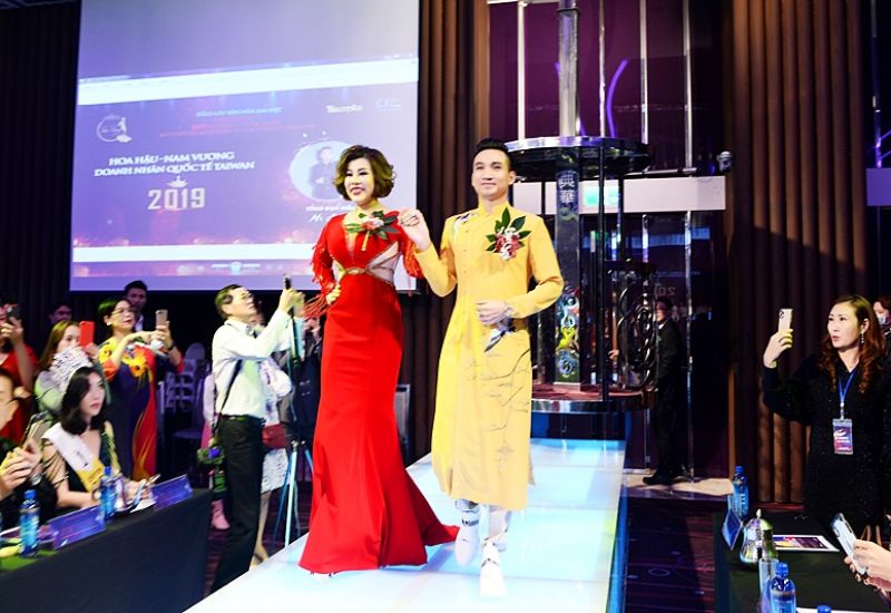 Khoảnh khắc ấn tượng của đạo diễn Mr Snake và Hoa hậu quốc tế Châu Mai Thảo trong đêm đêm gala Tôn vinh ngôi sao sắc đẹp Quốc Tế 2019 
